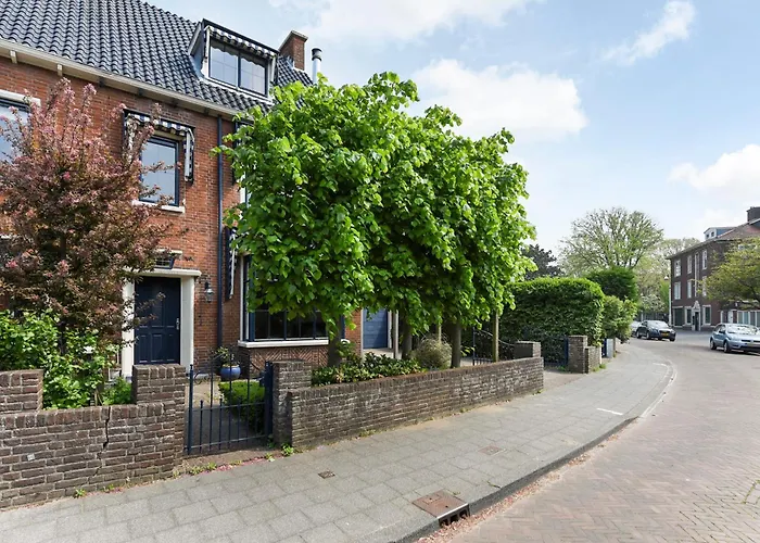 Luxury In Quiet Neighbourhood Near