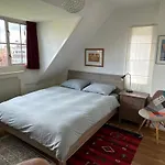 Luxury In Quiet Neighbourhood Near