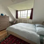 Luxury In Quiet Neighbourhood Near