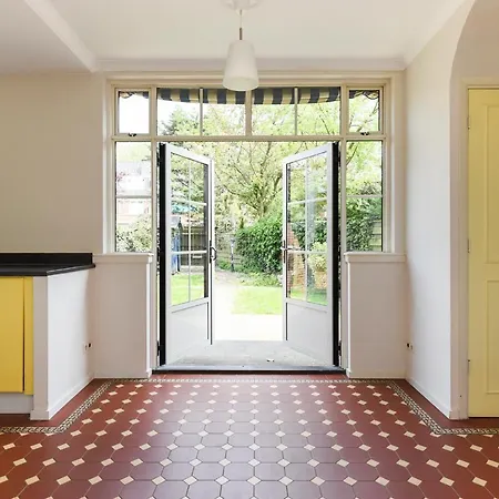 Luxury In Quiet Neighbourhood Near