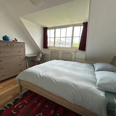 Luxury In Quiet Neighbourhood Near