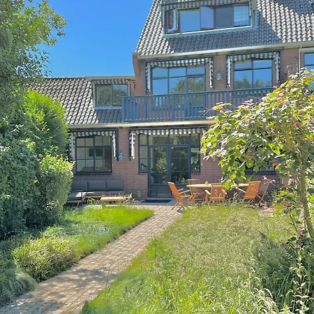 Luxury In Quiet Neighbourhood Near