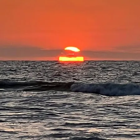 Luxury In Quiet Neighbourhood Near *