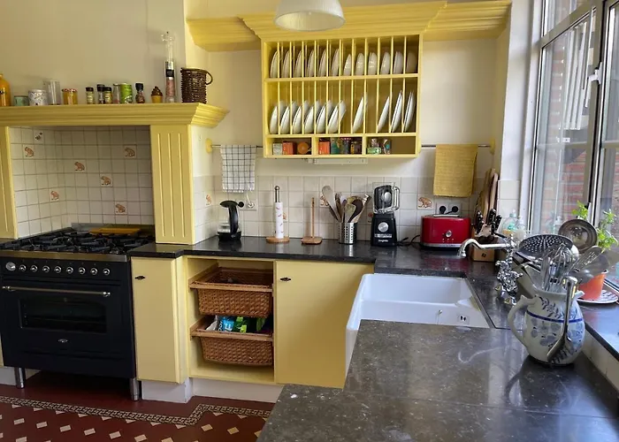 Luxury In Quiet Neighbourhood Near Guest house