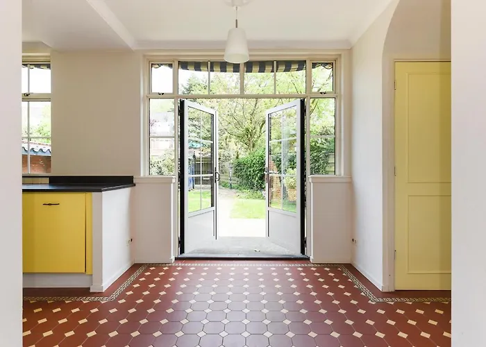 Luxury In Quiet Neighbourhood Near