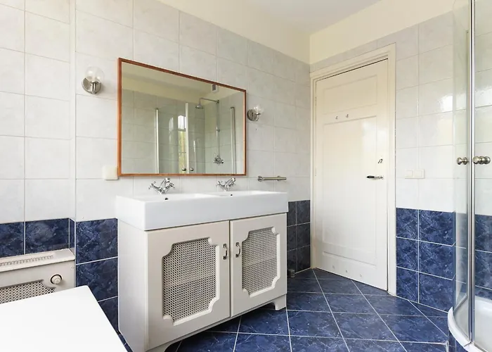 Luxury In Quiet Neighbourhood Near