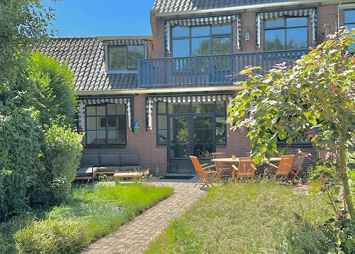 Luxury In Quiet Neighbourhood Near