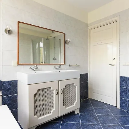 Luxury In Quiet Neighbourhood Near