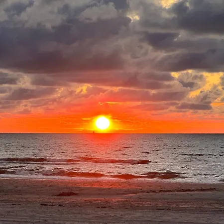 Luxury In Quiet Neighbourhood Near * Hága